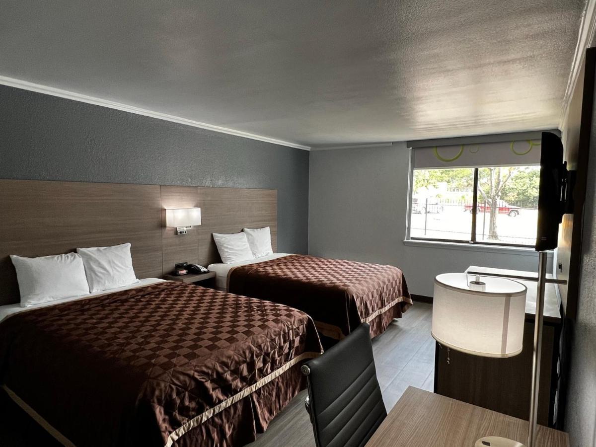 Super 8 By Wyndham Fort Worth Entertainment District Exterior photo