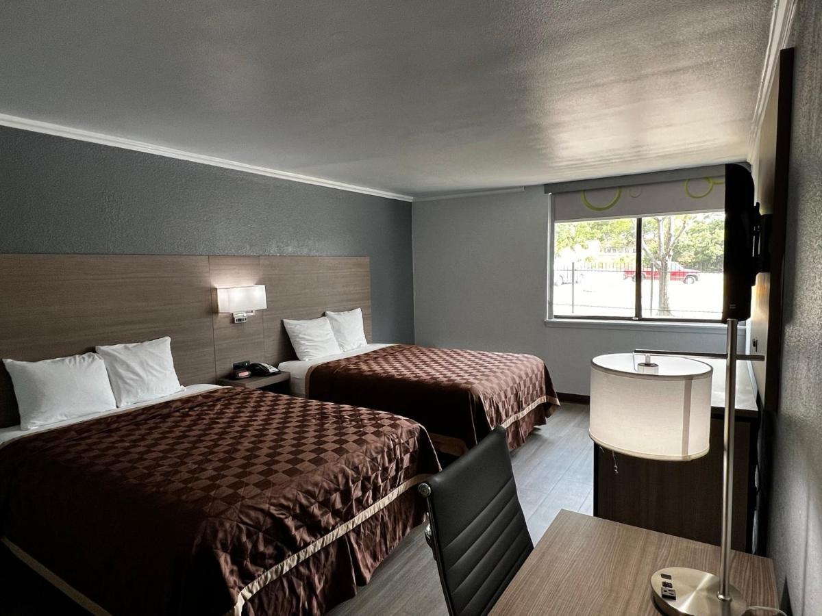 Super 8 By Wyndham Fort Worth Entertainment District Exterior photo