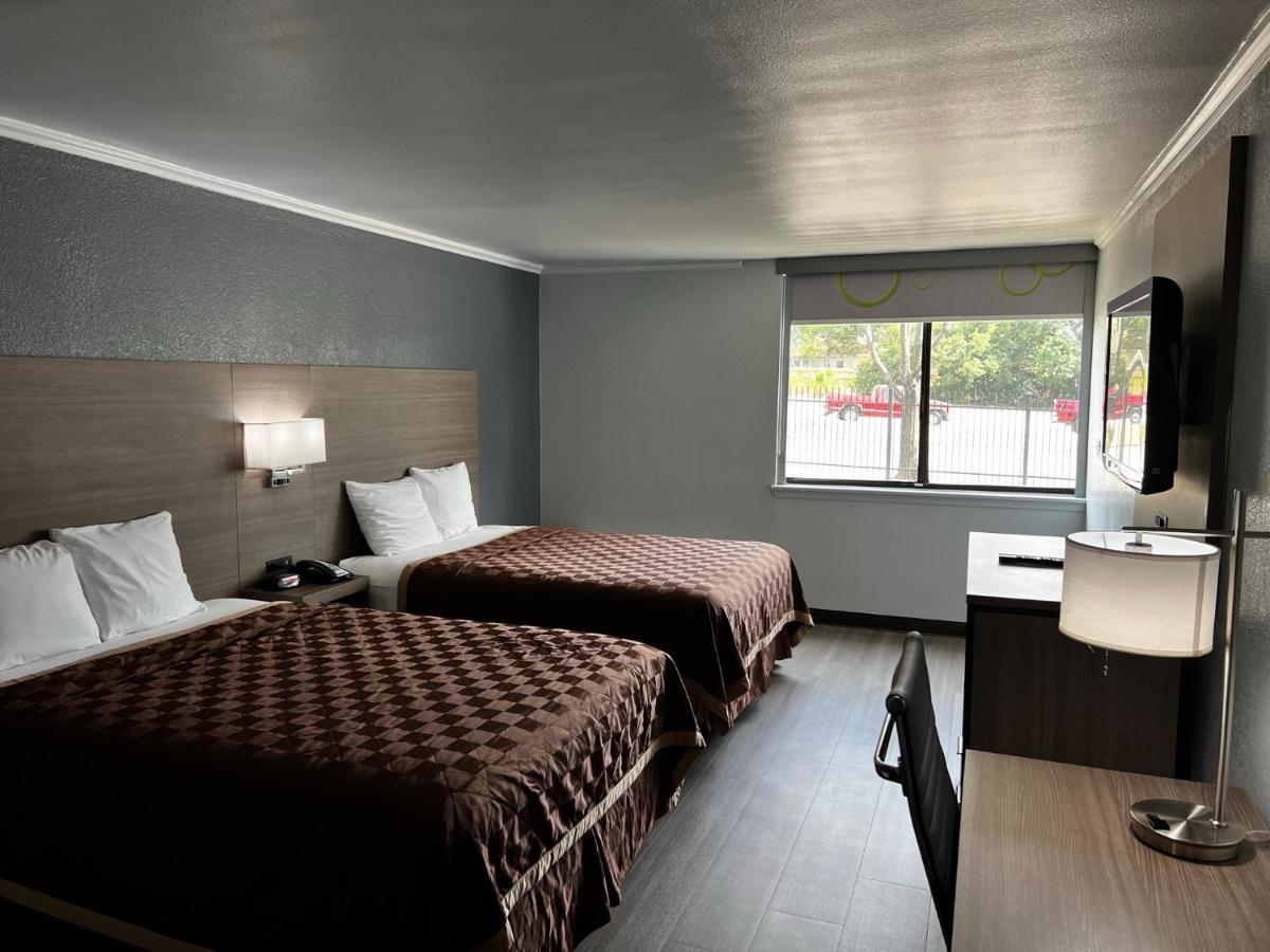 Super 8 By Wyndham Fort Worth Entertainment District Exterior photo